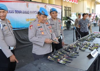 Sipropam Polres Nganjuk Gelar Pemeriksaan Berkala Senjata Api Laras Pendek Organik dan Amunisi