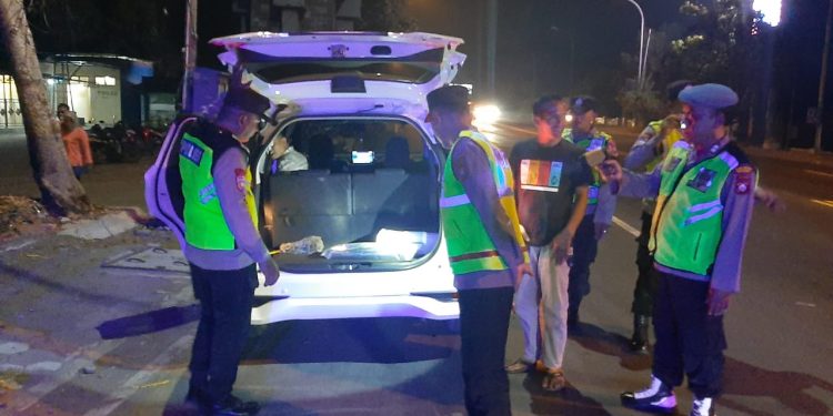 Jaga Kamtibmas bulan Suro, Polres Ngawi Laksanakan Penyekatan di Perbatasan Mantingan