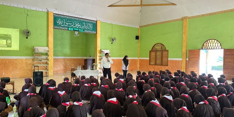 Cegah Kenakalan Anak, Polwan Ngawi Berikan Sosialisasi di Ponpes Al Hijrah
