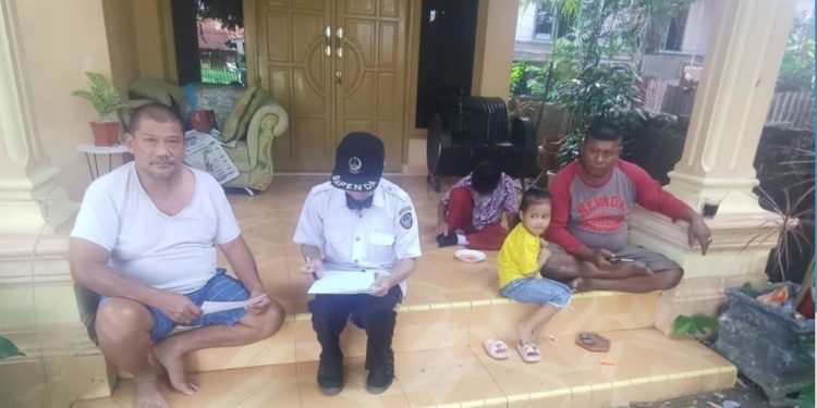 Menunggak Pajak Kendaraan Bermotor, Petugas SAMSAT Wil.Maros Datangi Rumah Warga