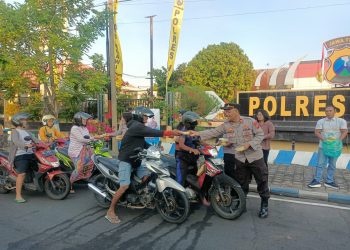 Jumat Berkah Polres Ngawi, Bagikan Makanan Siap Saji untuk Warga