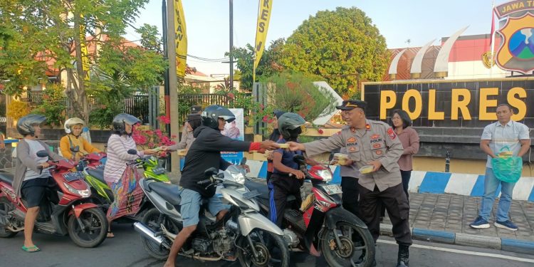Jumat Berkah Polres Ngawi, Bagikan Makanan Siap Saji untuk Warga