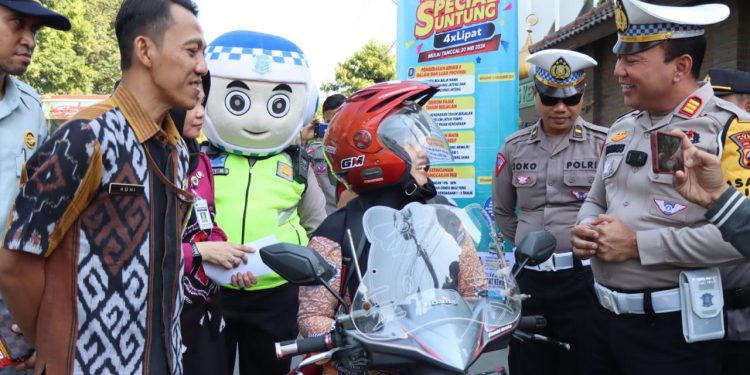 Satlantas Polres Kendal Sosialisasi Operasi Patuh Candi 2024 bagi Brosur dan Helm Gratis