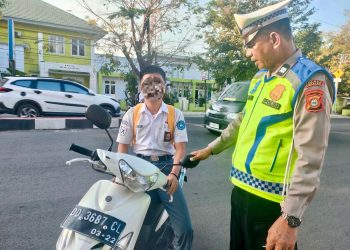 Demi Keselamatan, Polantas Takalar Tegur Pelajar Tak Kenakan Helm Saat Berkendara