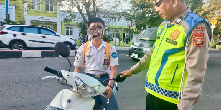 Demi Keselamatan, Polantas Takalar Tegur Pelajar Tak Kenakan Helm Saat Berkendara