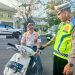 Demi Keselamatan, Polantas Takalar Tegur Pelajar Tak Kenakan Helm Saat Berkendara