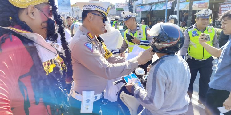 Unik! Di Ngawi Tokoh Wayang Hingga Pocong dilibatkan Saat Operasi Patuh Semeru 2024