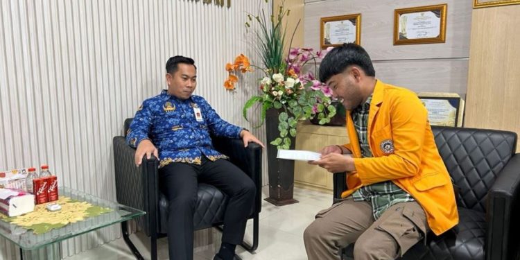Kepala Bapenda Sulsel Layani Wawancara Mahasiswa UNM