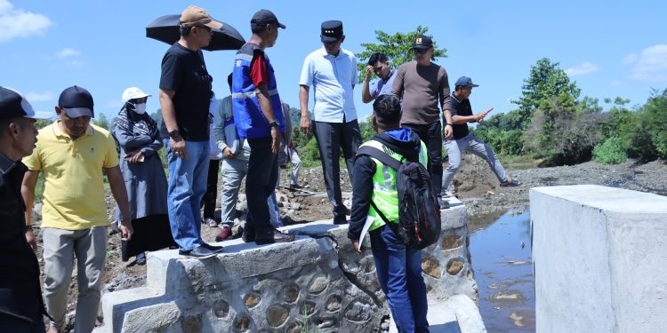 Pj. Bupati Didampingi Kadis PUTRPKP Takalar Sidak Hasil Pekerjaan Rehabilitasi Jaringan Irigasi Bendung Lembang Loe