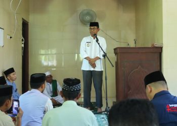 Bersama Warga Desa Balangtanayya Polut, Pj. Bupati Takalar Safari Jum’at di Mesjid Alauddin