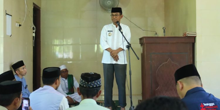 Bersama Warga Desa Balangtanayya Polut, Pj. Bupati Takalar Safari Jum’at di Mesjid Alauddin