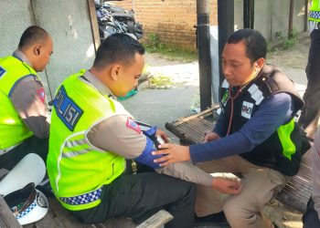 Dokkes Polres Ngawi Pantau dan Cek Kesehatan Anggota yang Pengamanan Penyekatan Suran Agung.