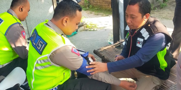 Dokkes Polres Ngawi Pantau dan Cek Kesehatan Anggota yang Pengamanan Penyekatan Suran Agung.