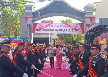 Upacara Tradisi Pedang Pora Sambut Kapolres Baru AKBP Muhammad Taat di Polres Tulungagung