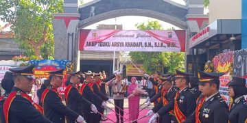 Upacara Tradisi Pedang Pora Sambut Kapolres Baru AKBP Muhammad Taat di Polres Tulungagung