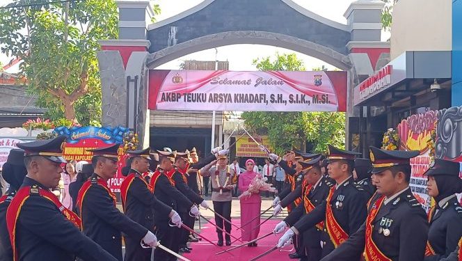 Upacara Tradisi Pedang Pora Sambut Kapolres Baru AKBP Muhammad Taat di Polres Tulungagung