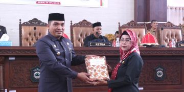Sekretaris Daerah Serahkan Rancangan KUA-PPAS TA. 2025 Kepada DPRD Takalar