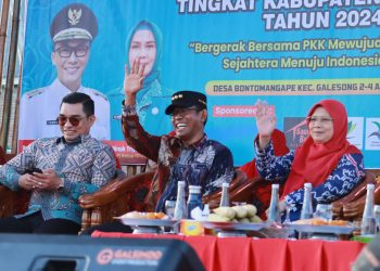 Pj bupati Takalar didampingi Pj ketua TP PKK Kabupetan Takalar Membuka Jambore Kader PKK Tingkat Kabupaten Takalar