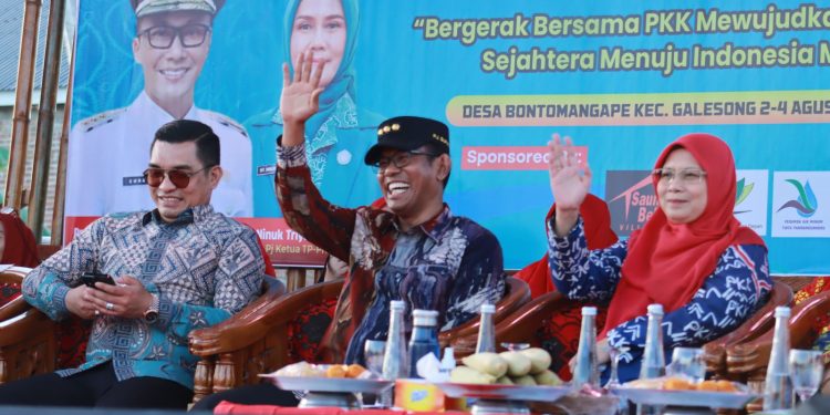 Pj bupati Takalar didampingi Pj ketua TP PKK Kabupetan Takalar Membuka Jambore Kader PKK Tingkat Kabupaten Takalar