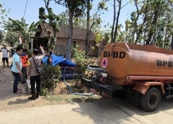 Sinergitas TNI Polri di  Ngawi, Salurkan Bantuan Air Bersih untuk Warga Desa Jagir, Sine