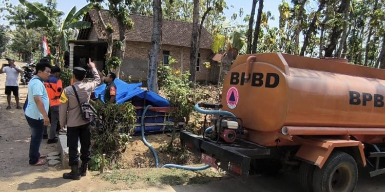 Sinergitas TNI Polri di  Ngawi, Salurkan Bantuan Air Bersih untuk Warga Desa Jagir, Sine