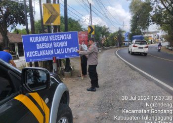 Polres Tulungagung Berikan Penbinaan Tertib Berlalu Lintas Kepada Pelajar SMPN 1 dan SMPN 2 Campurdarat