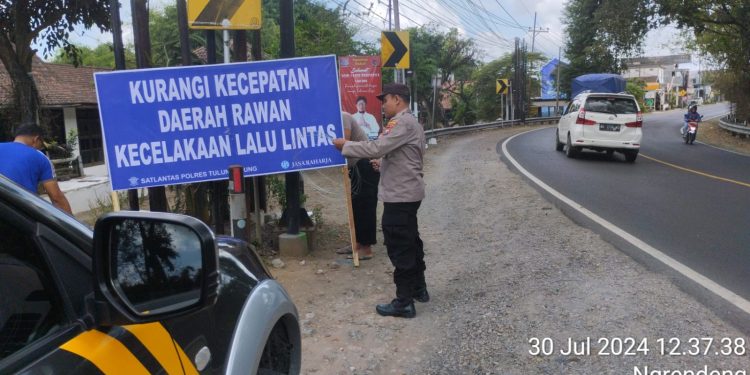 Polres Tulungagung Berikan Penbinaan Tertib Berlalu Lintas Kepada Pelajar SMPN 1 dan SMPN 2 Campurdarat