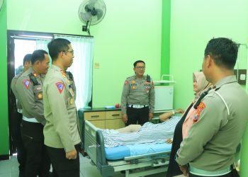 Kunjungi Anggota yang Sakit, Kapolres Ngawi Beri Motivasi dan Santunan