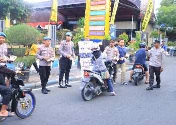 Jumat Berkah, Polres Ngawi Berbagi Ratusan Nasi Kotak Gratis