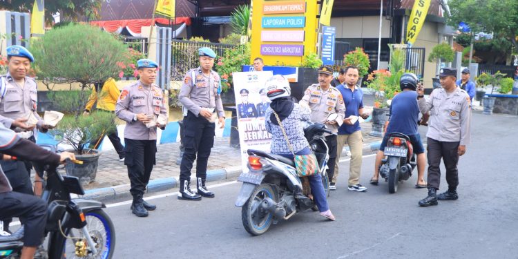 Jumat Berkah, Polres Ngawi Berbagi Ratusan Nasi Kotak Gratis