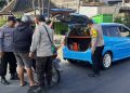 Anggota Polres Ngawi Lakukan Penyekatan Suporter PSS Sleman Menuju Surabaya untuk Menjaga Keamanan dan Ketertiban