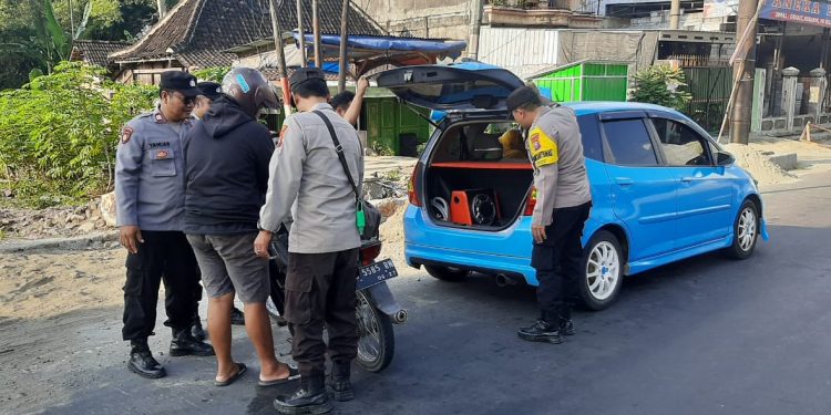 Anggota Polres Ngawi Lakukan Penyekatan Suporter PSS Sleman Menuju Surabaya untuk Menjaga Keamanan dan Ketertiban