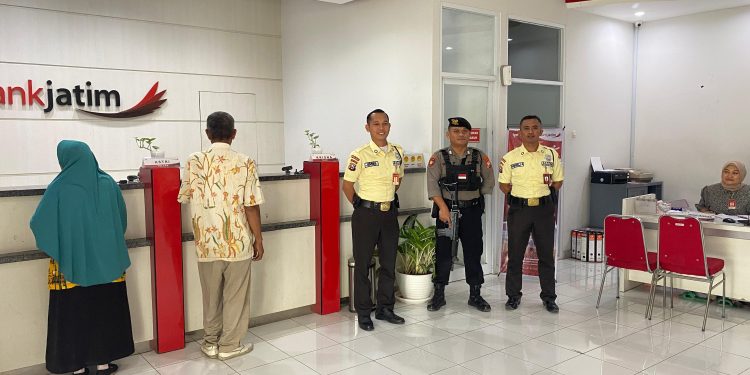 Jaga Kamtibmas, Sat Samapta Polres Ngawi Pengamanan Kantor Perbankan