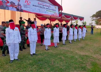 Usai Upacara Penurunan Bendera , Kapolsek Karangrejo Beri Kejutan Ultah Kepada 10 Paskibra dan 3 Personil Polri