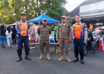 Satpol PP Melakukan Giat Pengamanan Di Pemkab Tulungagung dan CFD di alon – alon