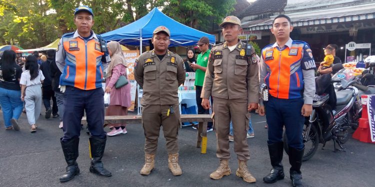 Satpol PP Melakukan Giat Pengamanan Di Pemkab Tulungagung dan CFD di alon – alon