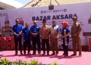 Pembukaan Bazar Aksara oleh Kepala Dinas Pendidikan dan Penyerahan Penghargaan Kepada SMP 01 KEDUNGWARU Tulungagung