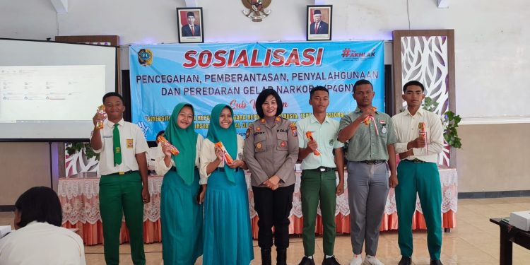 Antisipasi Penyalahgunaan Narkoba, Kapolsek Karangrejo Sosialisasi P4GN Kepada Puluhan Pelajar di Balai Desa Sembon