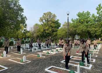 Polwan Ngawi Ziarah ke TMP Doakan Para Pahlawan