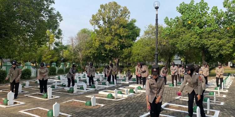 Polwan Ngawi Ziarah ke TMP Doakan Para Pahlawan