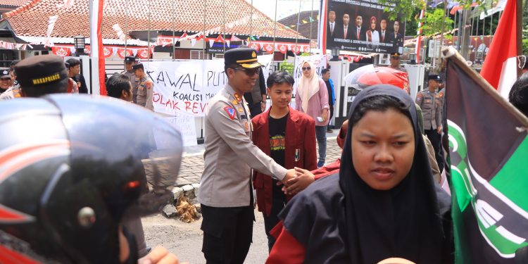 Polisi Kawal Aksi Damai Koalisi Mahasiswa Ngawi Dukung Putusan MK dan Tolak Revisi UU Pilkada