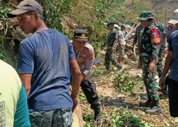 Respon Cepat Polres Nganjuk bersama Warga Lakukan Kerja Bakti untuk Bersihkan Puing Rumah Tertimpa Pohon di Desa Losari