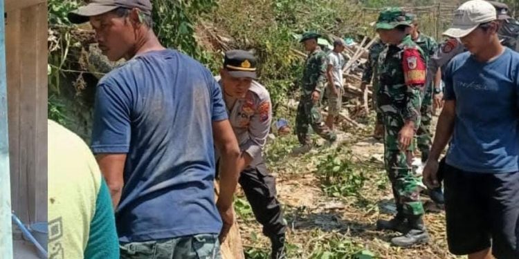 Respon Cepat Polres Nganjuk bersama Warga Lakukan Kerja Bakti untuk Bersihkan Puing Rumah Tertimpa Pohon di Desa Losari