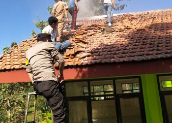 Gercep, Polisi Ngawi Bantu Padamkan Kebakaran di SMAN 1 Sine