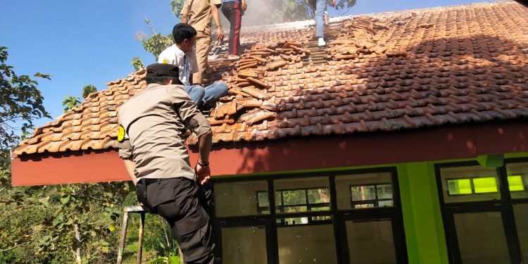 Gercep, Polisi Ngawi Bantu Padamkan Kebakaran di SMAN 1 Sine