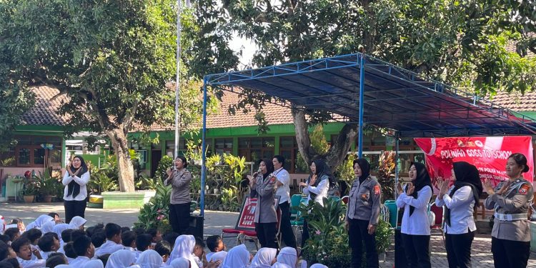 Peringati Hari Jadi ke 76, Polwan Ngawi Beri Edukasi Pelajar Tentang Bahaya Narkoba dan Bullying
