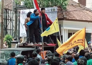 Polres Tulungagung Amankan Aksi Damai Di Depan Kantor DPRD