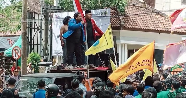 Polres Tulungagung Amankan Aksi Damai Di Depan Kantor DPRD