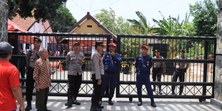 Polres Kediri Kota Pertebal Pengamanan Kantor KPU pada Tahapan Pendaftaran Paslon di Pilkada 2024