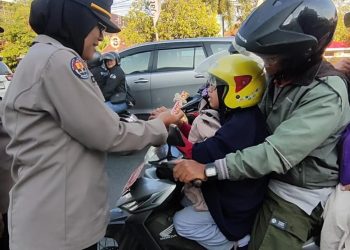 Sambut Hari Jadi ke – 76 Polwan Ngawi Gelar Aksi Simpatik di Jalan Raya